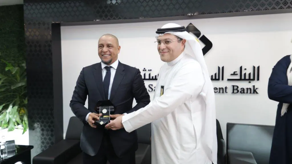 جانب من زيارة النجم روبيرتو كارلوس الى مقر الإدارة العامة في الرياض