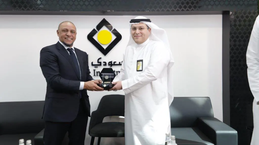 جانب من زيارة النجم روبيرتو كارلوس الى مقر الإدارة العامة في الرياض