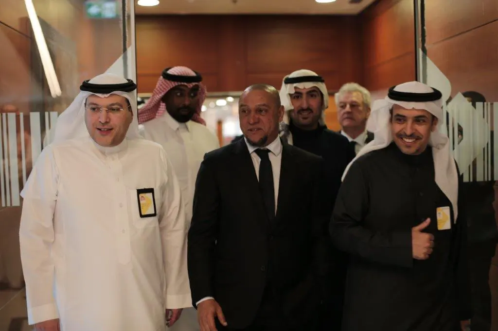 جانب من زيارة النجم روبيرتو كارلوس الى مقر الإدارة العامة في الرياض