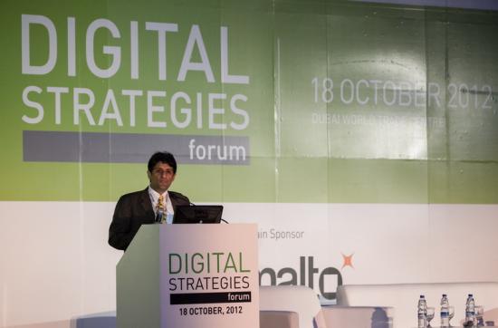  نواف العقلا أثناء توزيع الهدايا على الأطفال المرضى