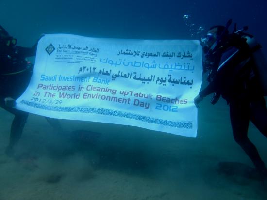  نواف العقلا أثناء توزيع الهدايا على الأطفال المرضى