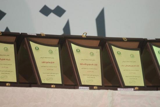  نواف العقلا أثناء توزيع الهدايا على الأطفال المرضى