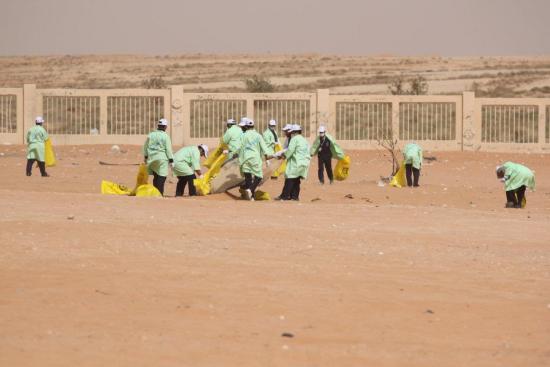  نواف العقلا أثناء توزيع الهدايا على الأطفال المرضى