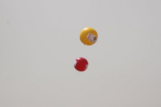  نواف العقلا أثناء توزيع الهدايا على الأطفال المرضى