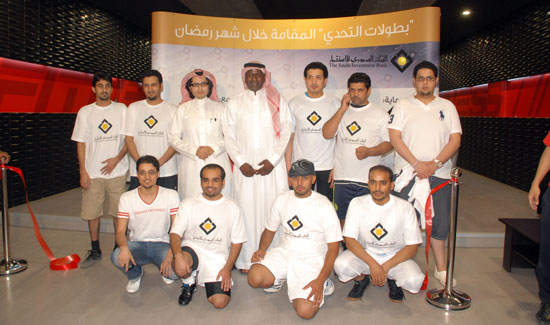  نواف العقلا أثناء توزيع الهدايا على الأطفال المرضى