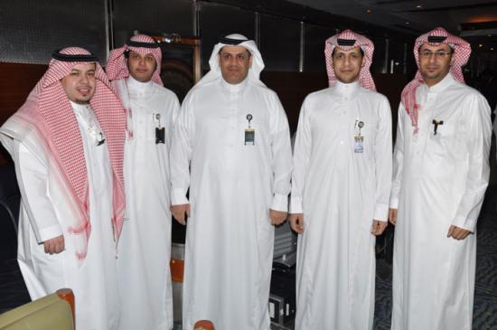  حفل معايدة موظفي البنك في عيد الفطر ، من اليمين إلى اليسار : نايف البلوشي ، زكريا المرهون ، إياد عبدالباقي