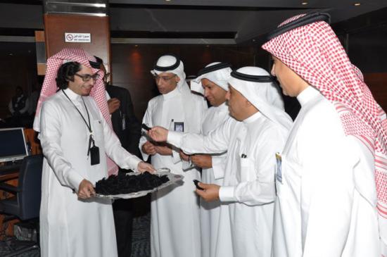  حفل معايدة موظفي البنك في عيد الفطر ، من اليمين إلى اليسار : نايف البلوشي ، زكريا المرهون ، إياد عبدالباقي