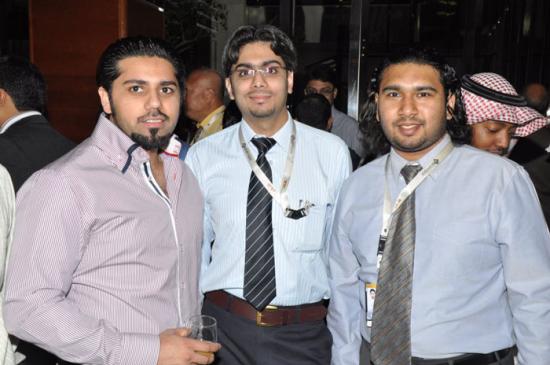  حفل معايدة موظفي البنك في عيد الفطر ، من اليمين إلى اليسار : نايف البلوشي ، زكريا المرهون ، إياد عبدالباقي