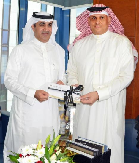  السيد سامر الريان يسلم مبلغ التبرع عن حملة رمضان الخيرية في صفحة الفيس بوك للسيد طارق العشيوي 