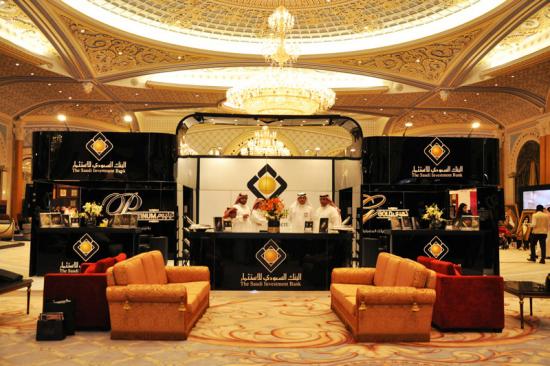  المدخل الرئيسي لمعرض المقتنيات العالمية الفاخرة في فندق الريتز كارلتون برعاية البنك السعودي للاستثمار