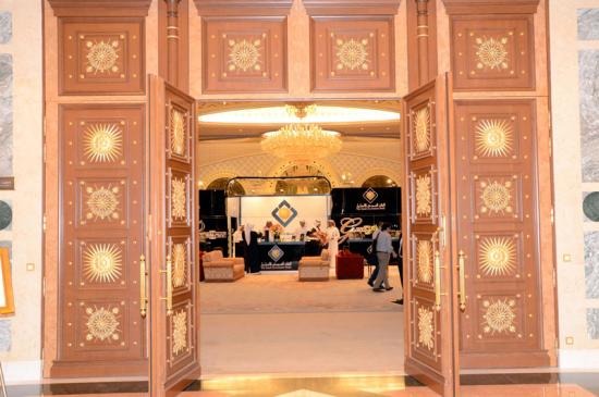  المدخل الرئيسي لمعرض المقتنيات العالمية الفاخرة في فندق الريتز كارلتون برعاية البنك السعودي للاستثمار