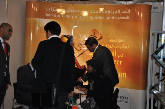  مجموعة من المرشحين ينتظرون حلول دورهم للسؤال عن البنك السعودي للاستثمار ولمعرفة الفرص الوظيفية المتاحة