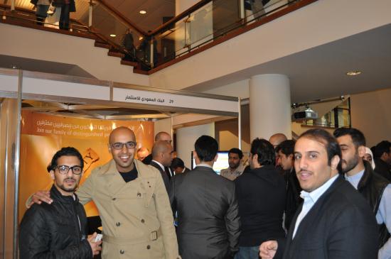  مجموعة من المرشحين ينتظرون حلول دورهم للسؤال عن البنك السعودي للاستثمار ولمعرفة الفرص الوظيفية المتاحة