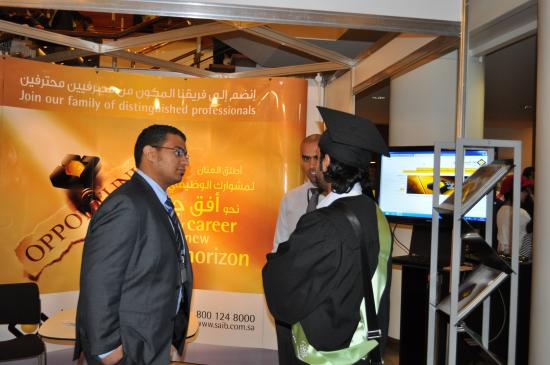  مجموعة من المرشحين ينتظرون حلول دورهم للسؤال عن البنك السعودي للاستثمار ولمعرفة الفرص الوظيفية المتاحة