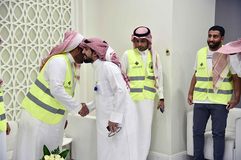 البنك السعودي للاستثمار يعايد أبطالنا المصابين في الحد الجنوبي