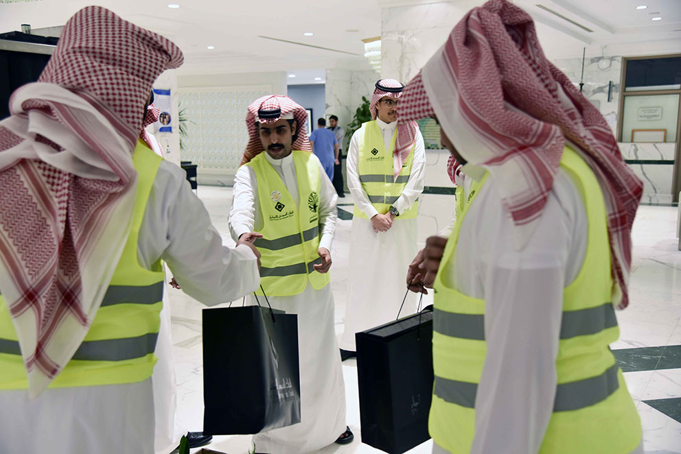 البنك السعودي للاستثمار يعايد أبطالنا المصابين في الحد الجنوبي