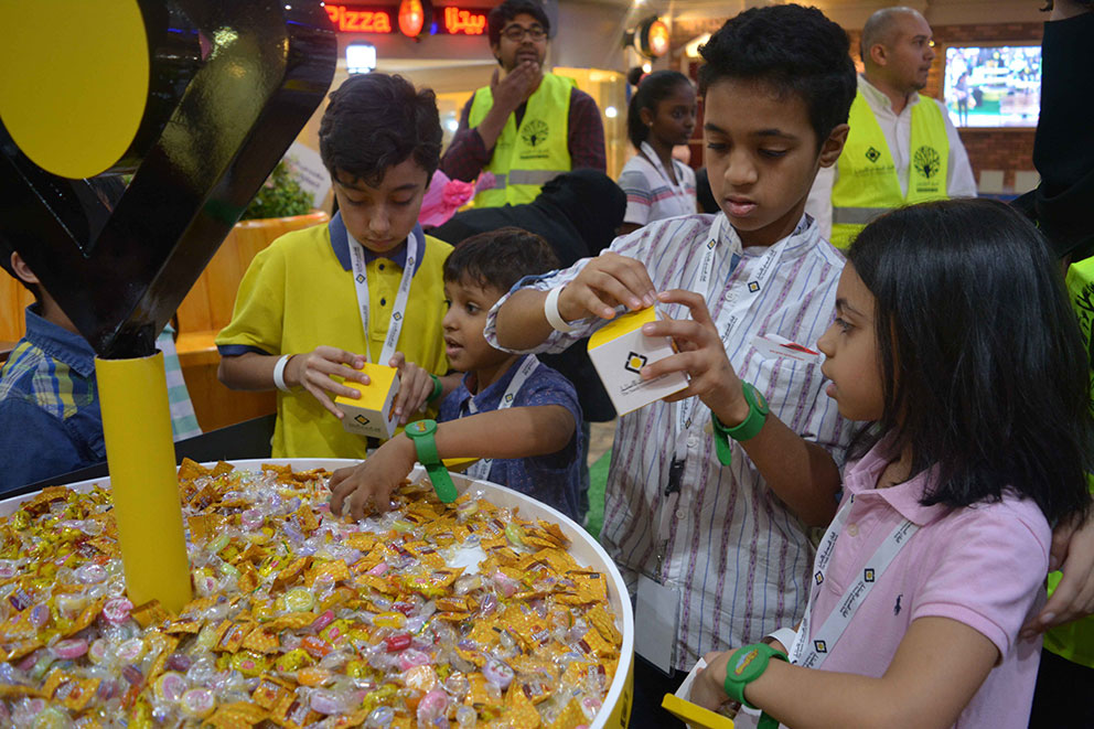 أبناء موظفي البنك يجهزون هدايا العيد في مدينة مينوبوليس لأبناء جمعية  - إنسان